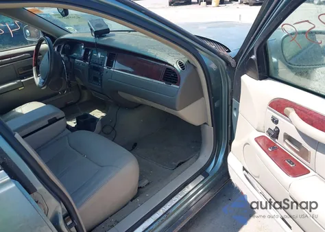 2005 Lincoln Town Car Signature Limited z USA, uszkodzony, nr VIN 1LNHM82W35Y658679